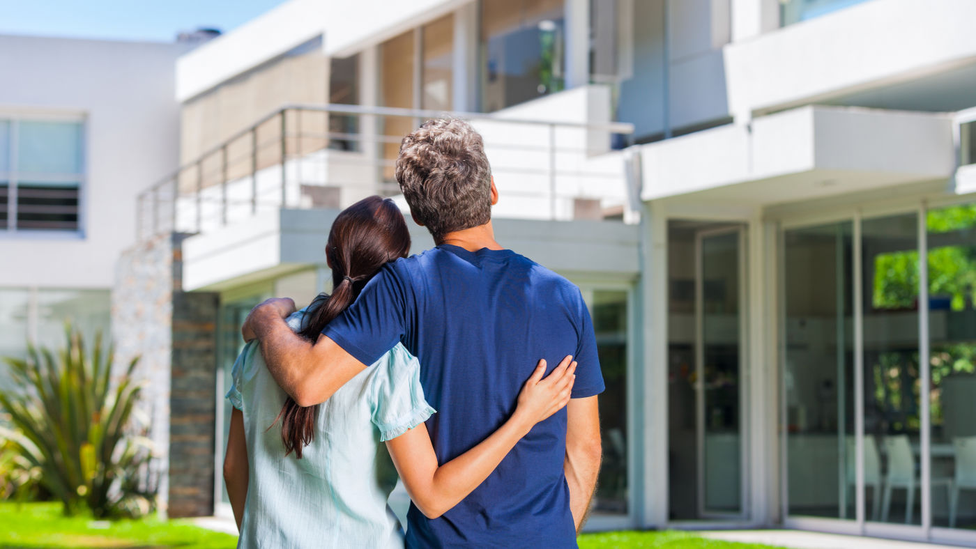Pareja con casa nueva